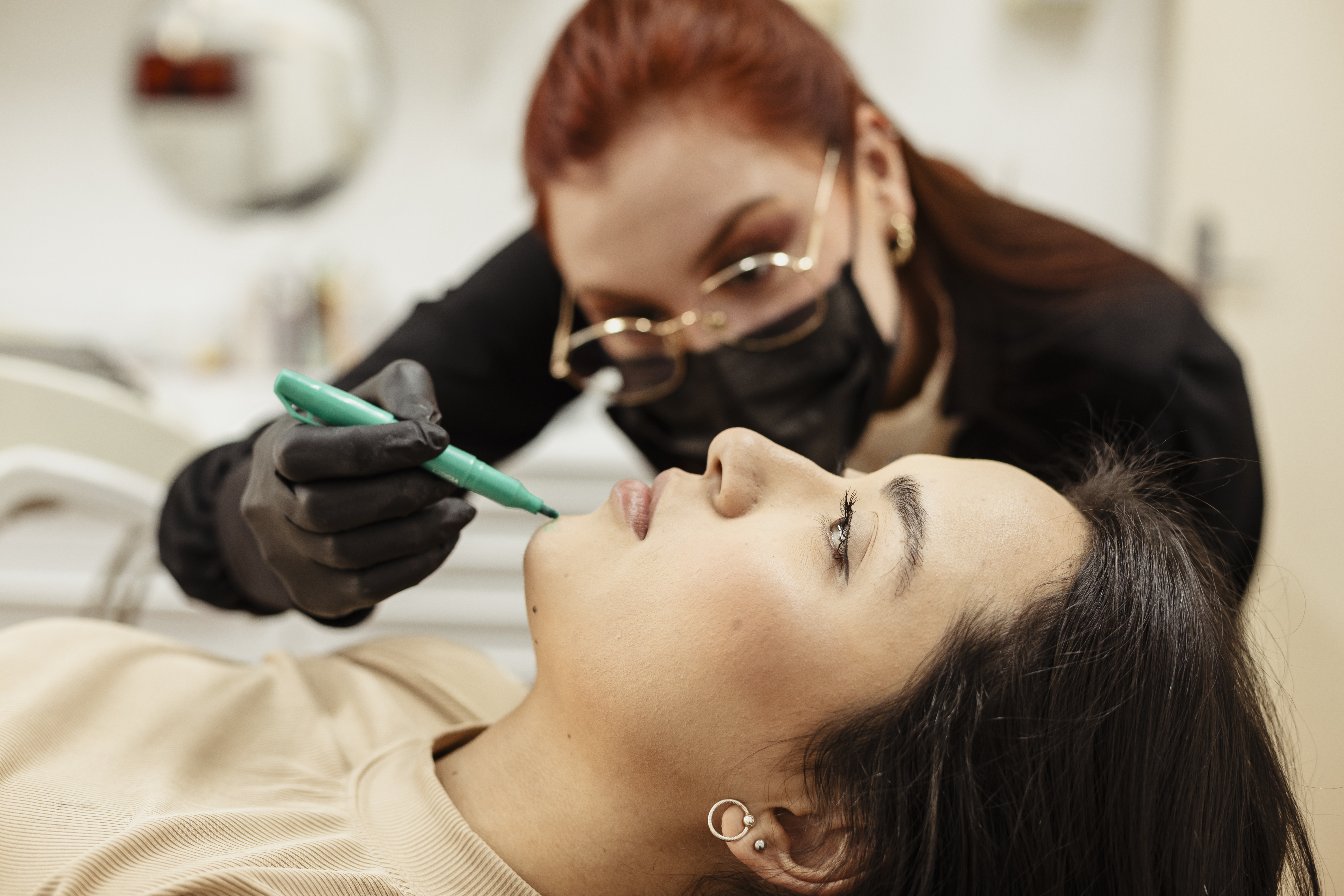 Dra. Beatriz fazendo a marcação de avaliação facial em uma paciente